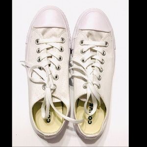White Converse Chuck Taylor All Star low tops